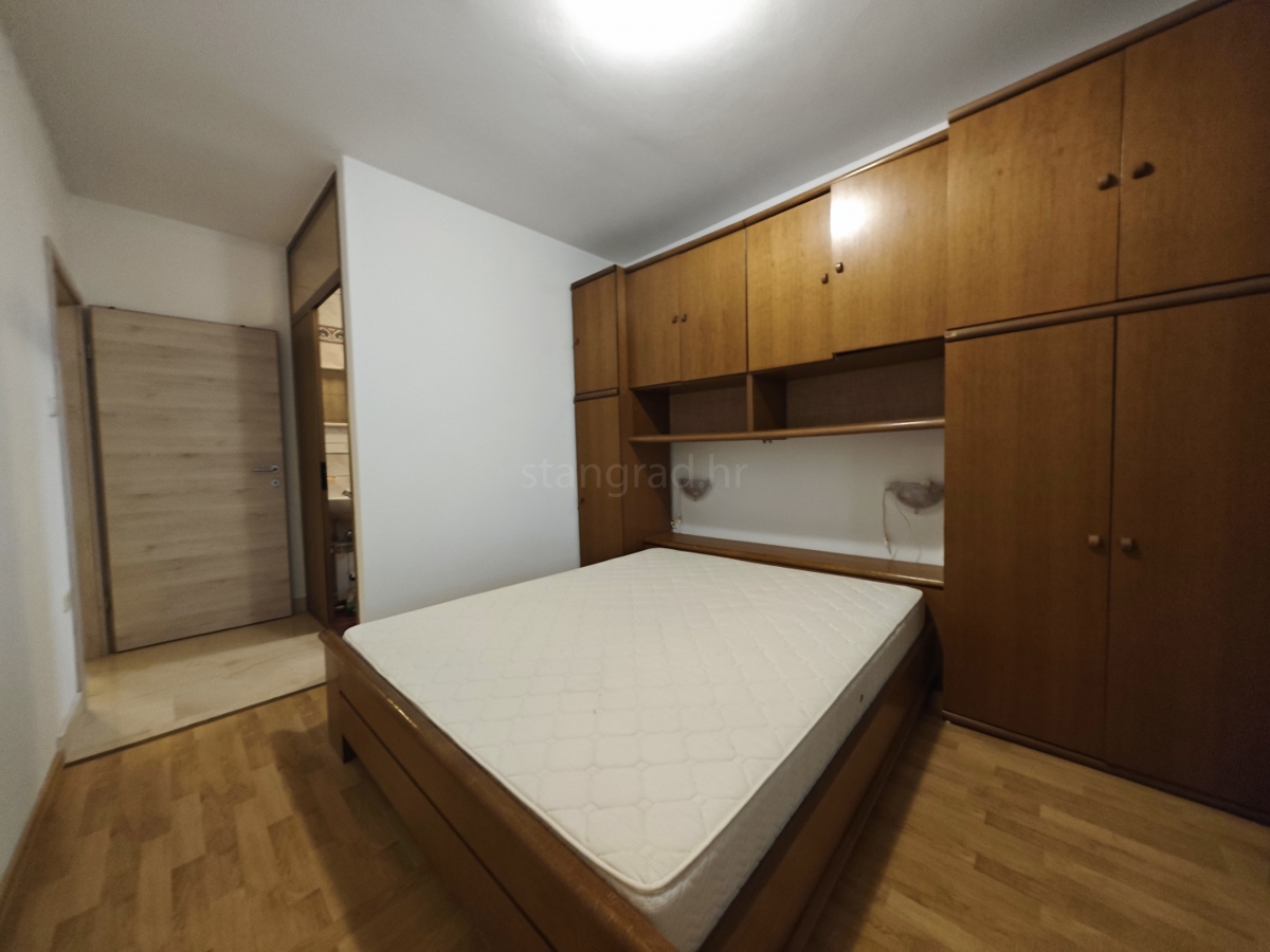 Krk, samostojna hiša z velikim vrtom in bazenom!