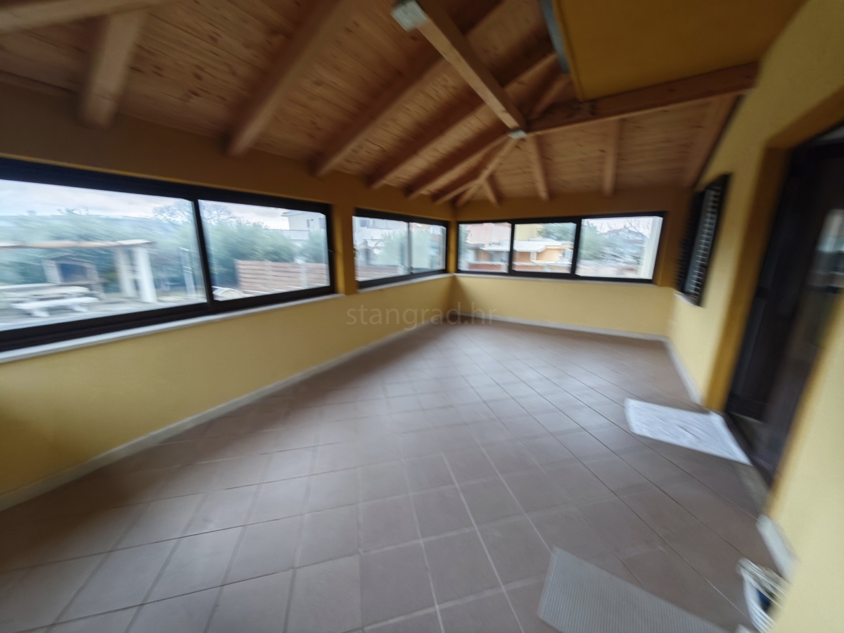 Krk, samostojna hiša z velikim vrtom in bazenom!