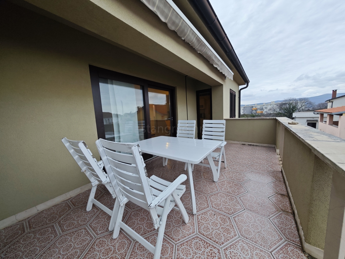 Krk, samostojna hiša z velikim vrtom in bazenom!