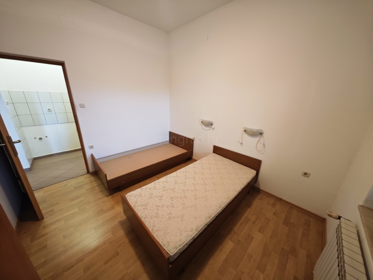 Krk, samostojna hiša z velikim vrtom in bazenom!