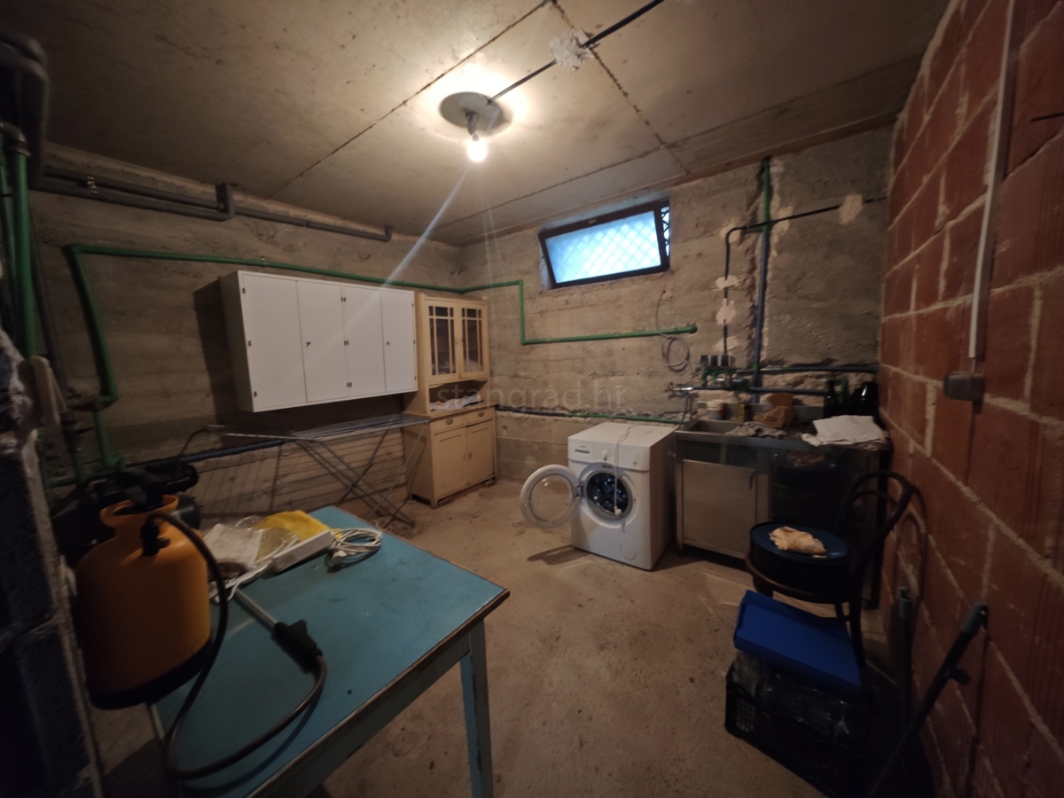 Krk, samostojna hiša z velikim vrtom in bazenom!