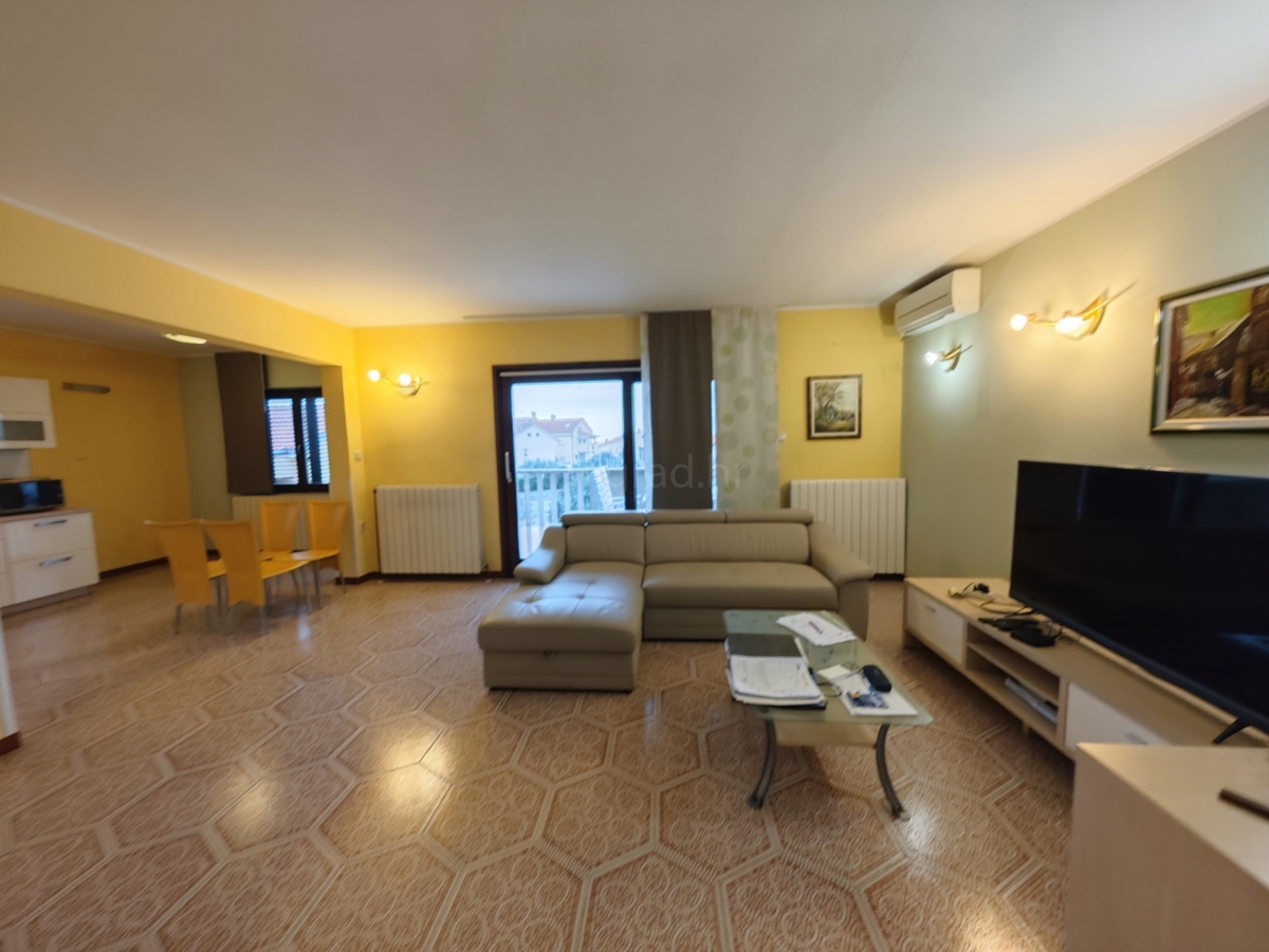 Krk, samostojna hiša z velikim vrtom in bazenom!