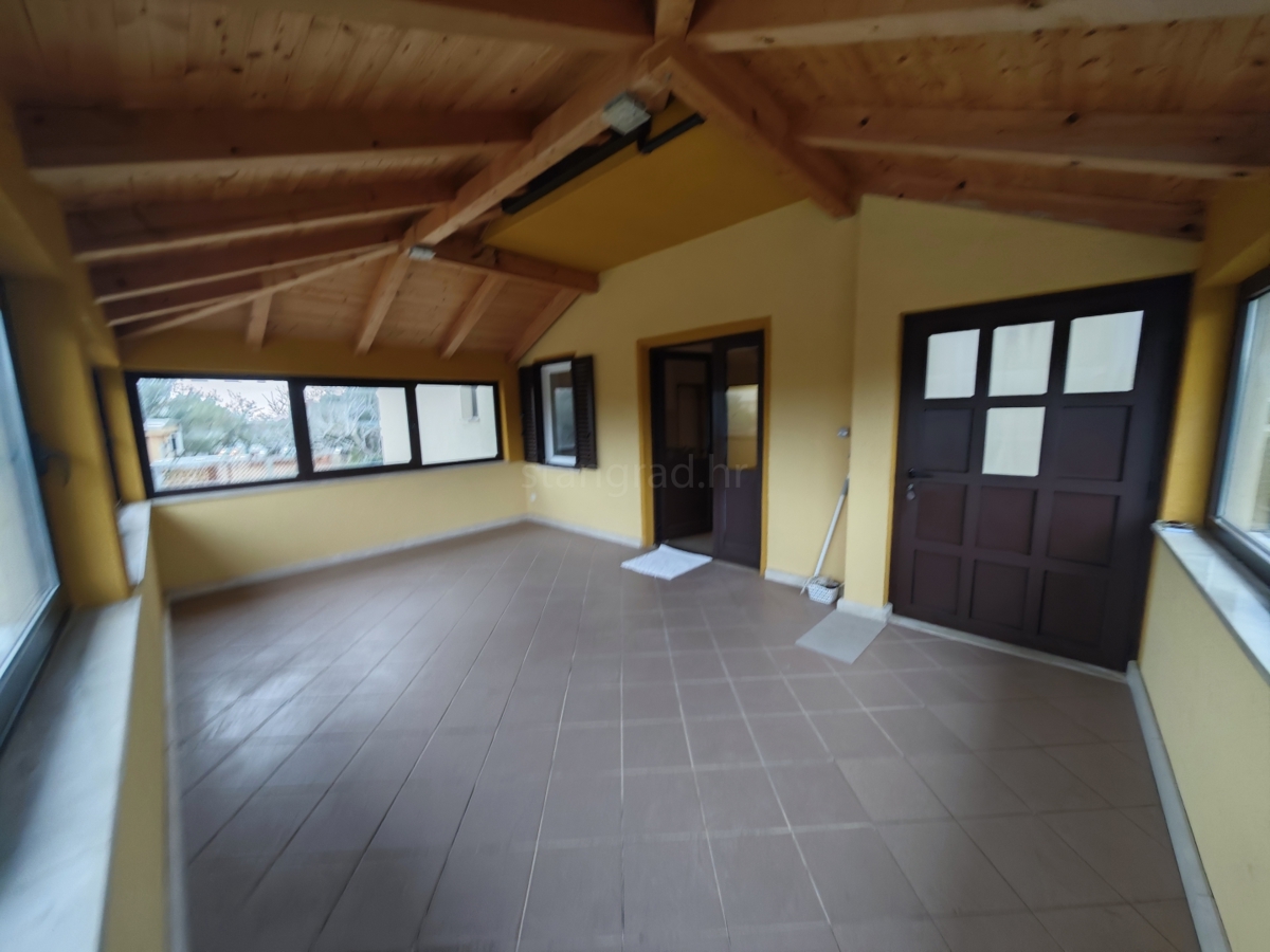 Krk, samostojna hiša z velikim vrtom in bazenom!