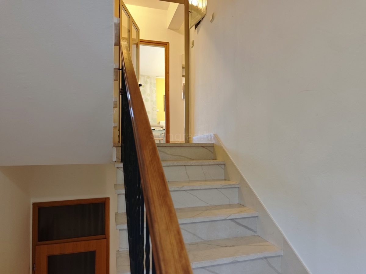 Krk, samostojna hiša z velikim vrtom in bazenom!