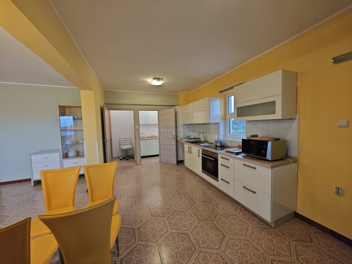 Krk, samostojna hiša z velikim vrtom in bazenom!