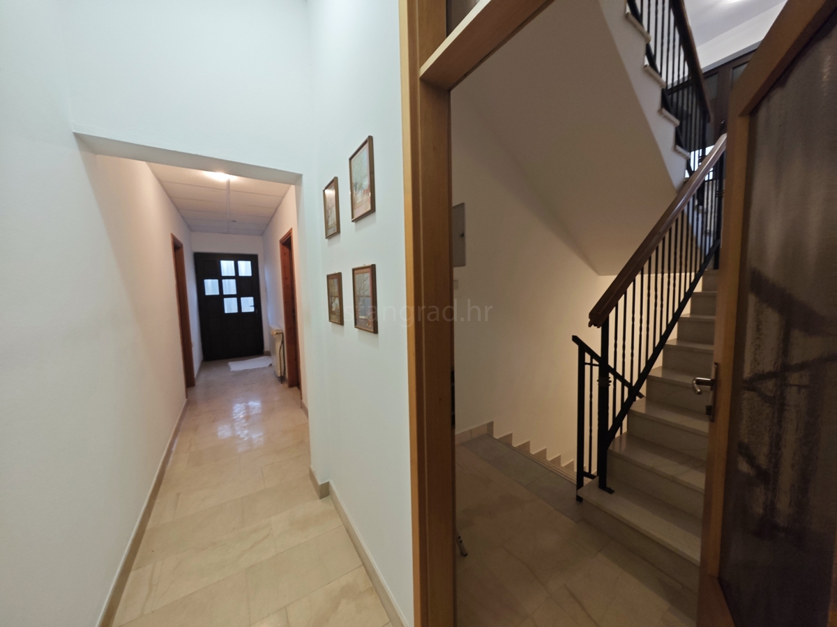 Krk, samostojna hiša z velikim vrtom in bazenom!