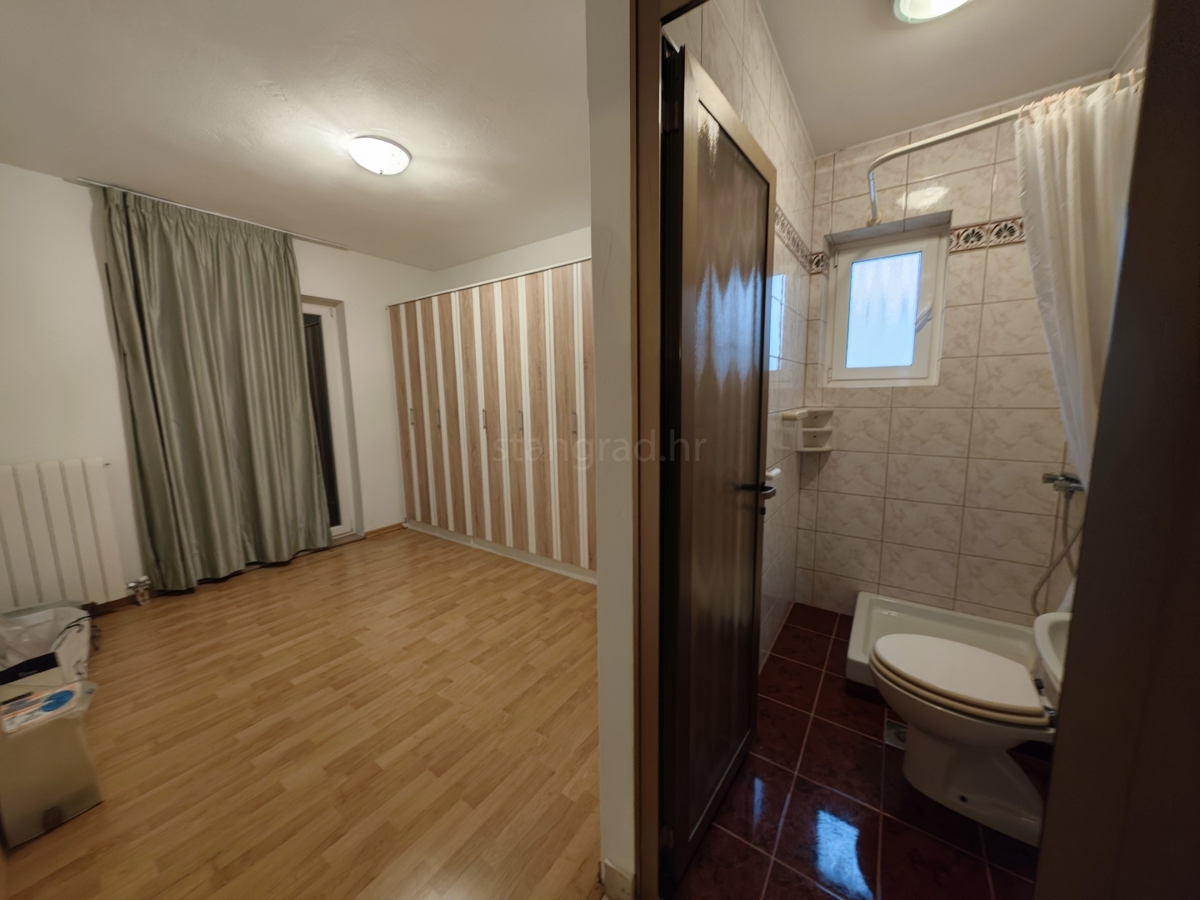 Krk, samostojna hiša z velikim vrtom in bazenom!