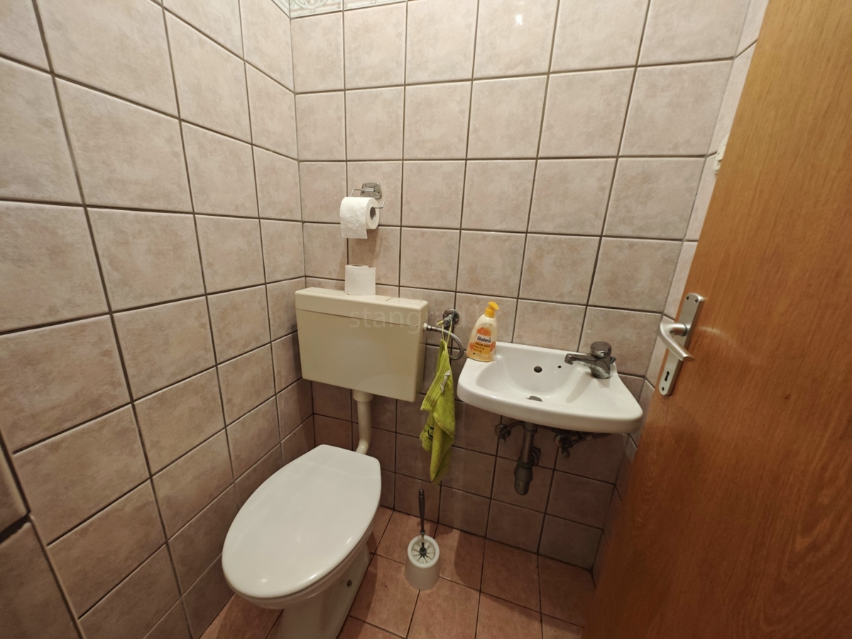 Krk, samostojna hiša z velikim vrtom in bazenom!