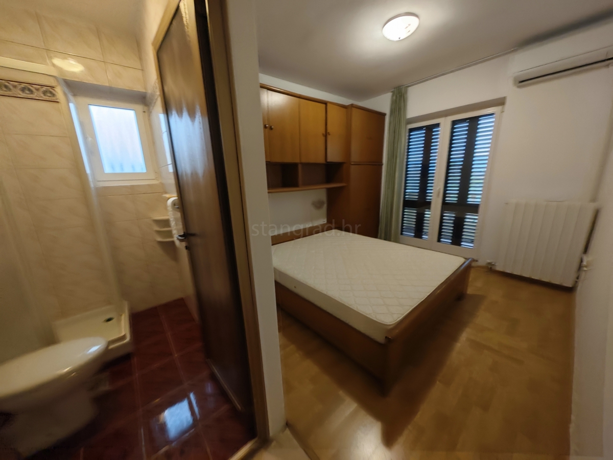 Krk, samostojna hiša z velikim vrtom in bazenom!