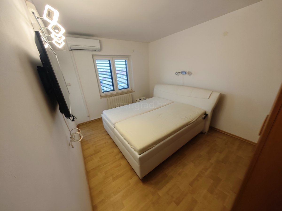 Krk, samostojna hiša z velikim vrtom in bazenom!