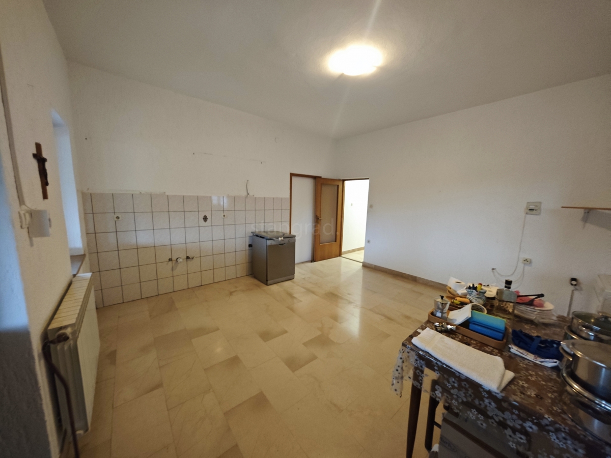 Krk, samostojna hiša z velikim vrtom in bazenom!