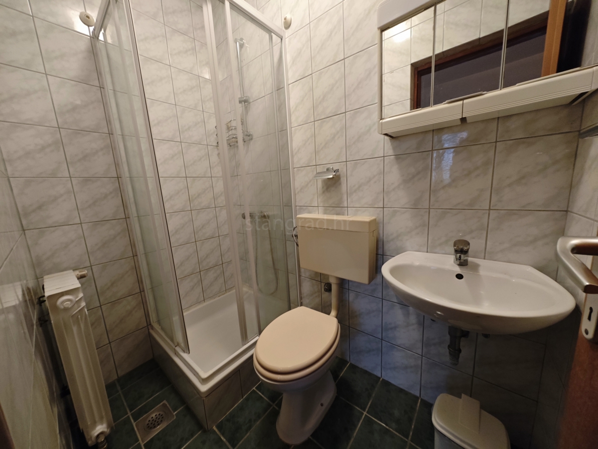 Krk, samostojna hiša z velikim vrtom in bazenom!