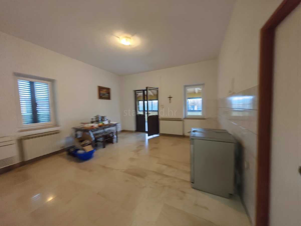 Krk, samostojna hiša z velikim vrtom in bazenom!