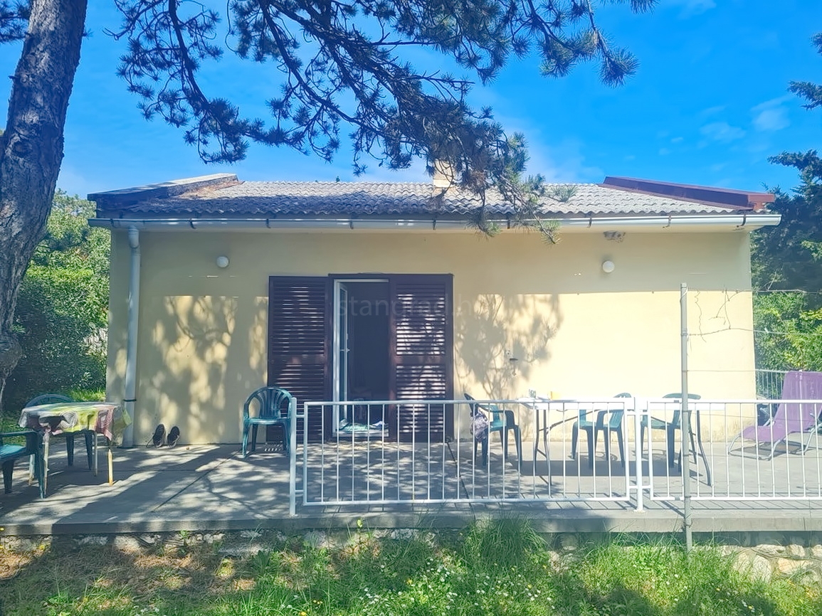 Baška, enonadstropna hiša s prostornim vrtom zelo blizu morja!