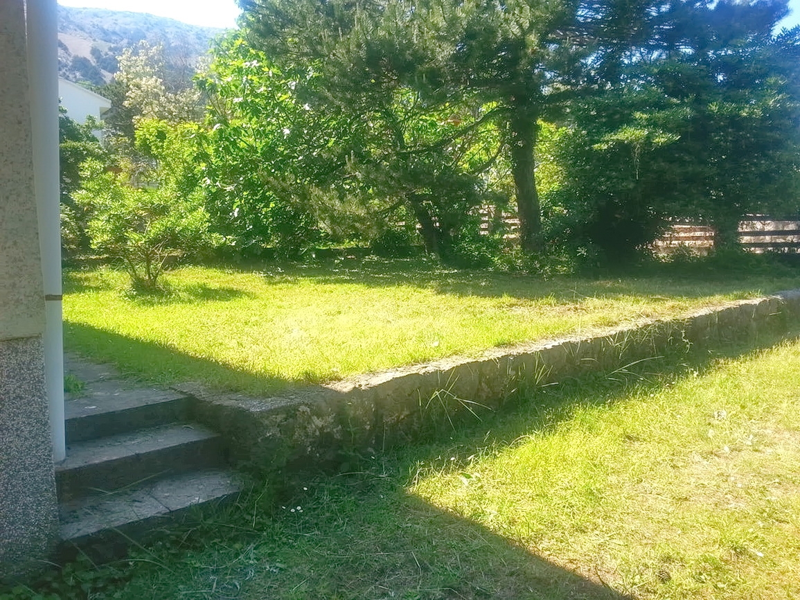 Baška, enonadstropna hiša s prostornim vrtom zelo blizu morja!