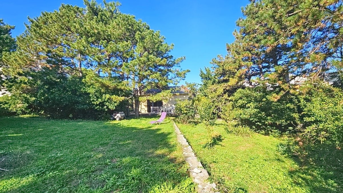 Baška, enonadstropna hiša s prostornim vrtom zelo blizu morja!