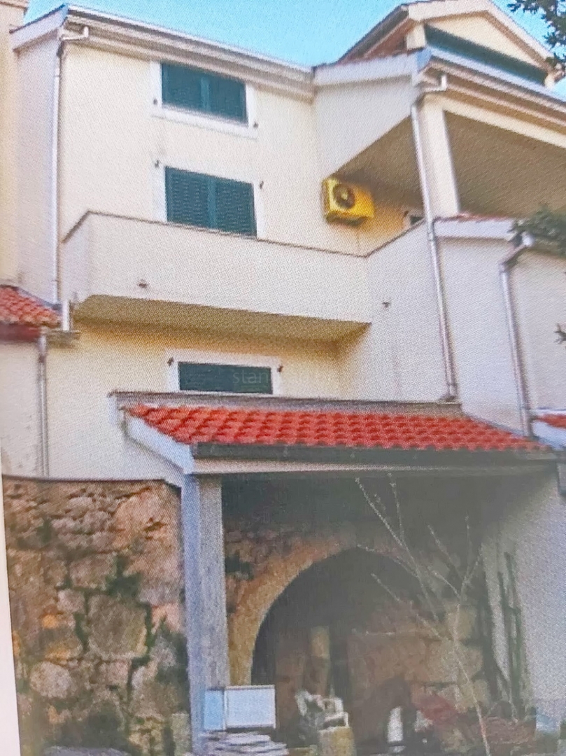 Okolica Malinske, samostojna hiša s prostornim vrtom!