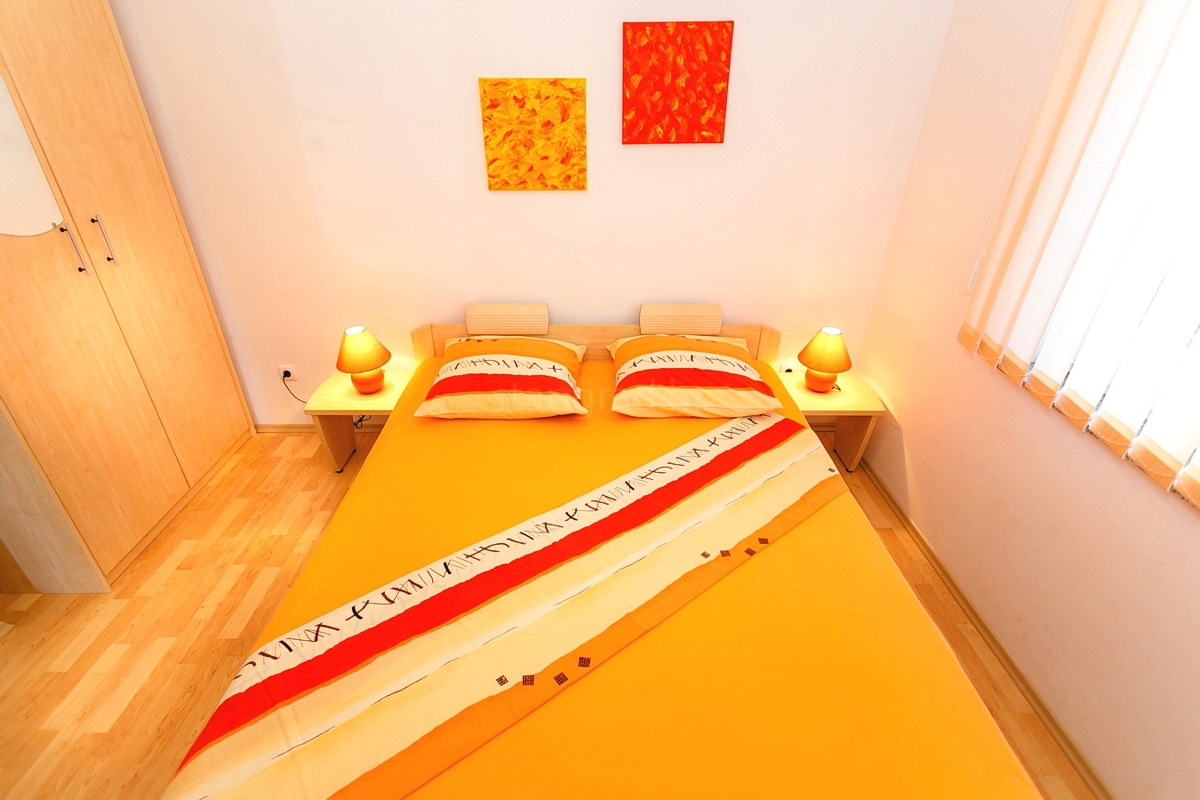 Krk, apartmajska hiša z 7 stanovanjskimi enotami blizu morja!