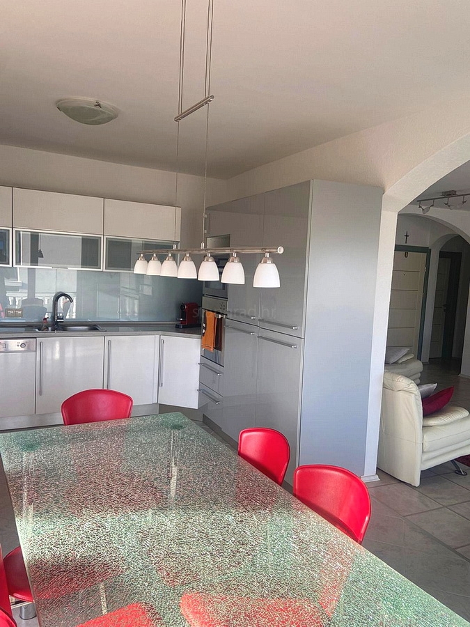 Krk, apartmajska hiša z 7 stanovanjskimi enotami blizu morja!