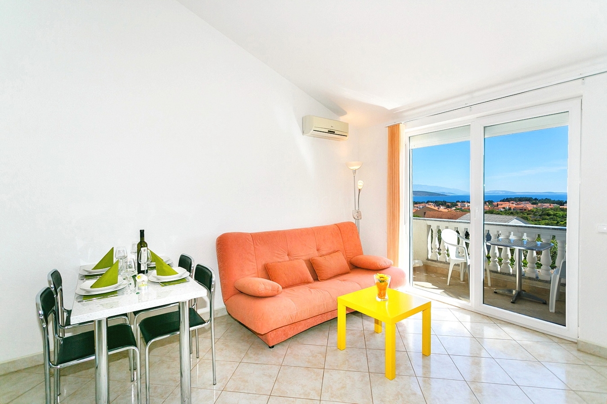 Krk, apartmajska hiša z 7 stanovanjskimi enotami blizu morja!