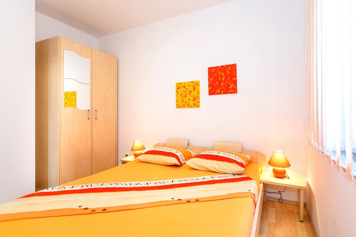 Krk, apartmajska hiša z 7 stanovanjskimi enotami blizu morja!