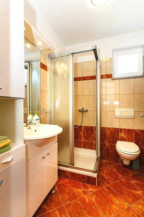 Krk, apartmajska hiša z 7 stanovanjskimi enotami blizu morja!