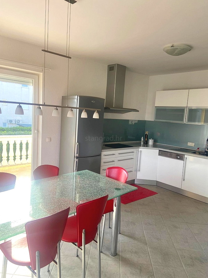 Krk, apartmajska hiša z 7 stanovanjskimi enotami blizu morja!