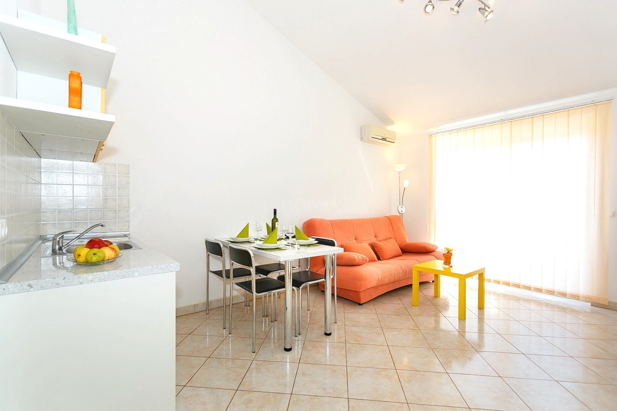 Krk, apartmajska hiša z 7 stanovanjskimi enotami blizu morja!