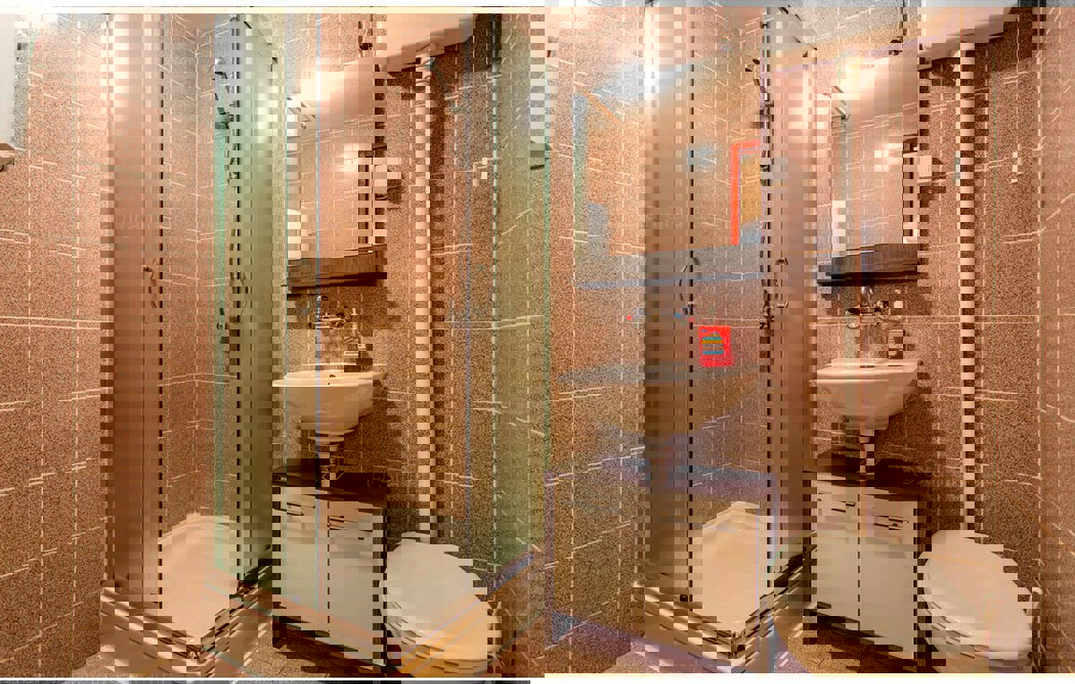 Prostor Dobrinja, dvojna hiša s 4 apartmaji, naprodaj !!