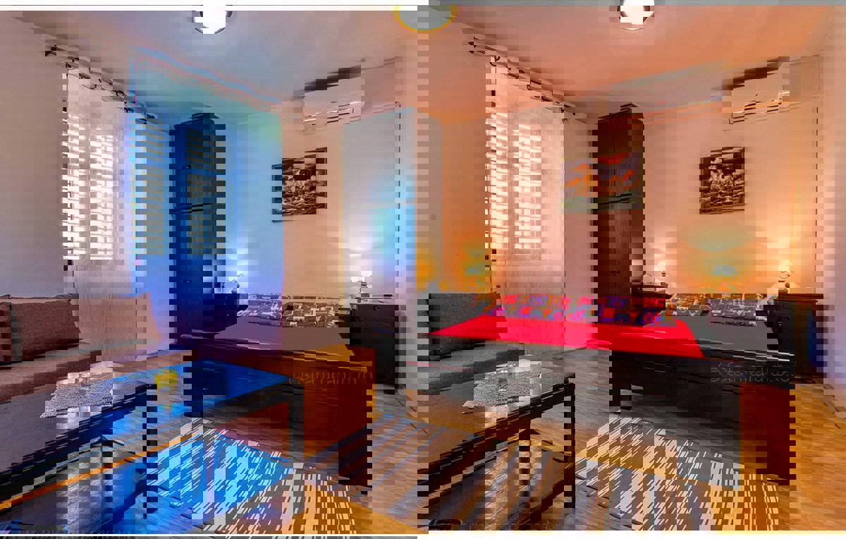 Prostor Dobrinja, dvojna hiša s 4 apartmaji, naprodaj !!