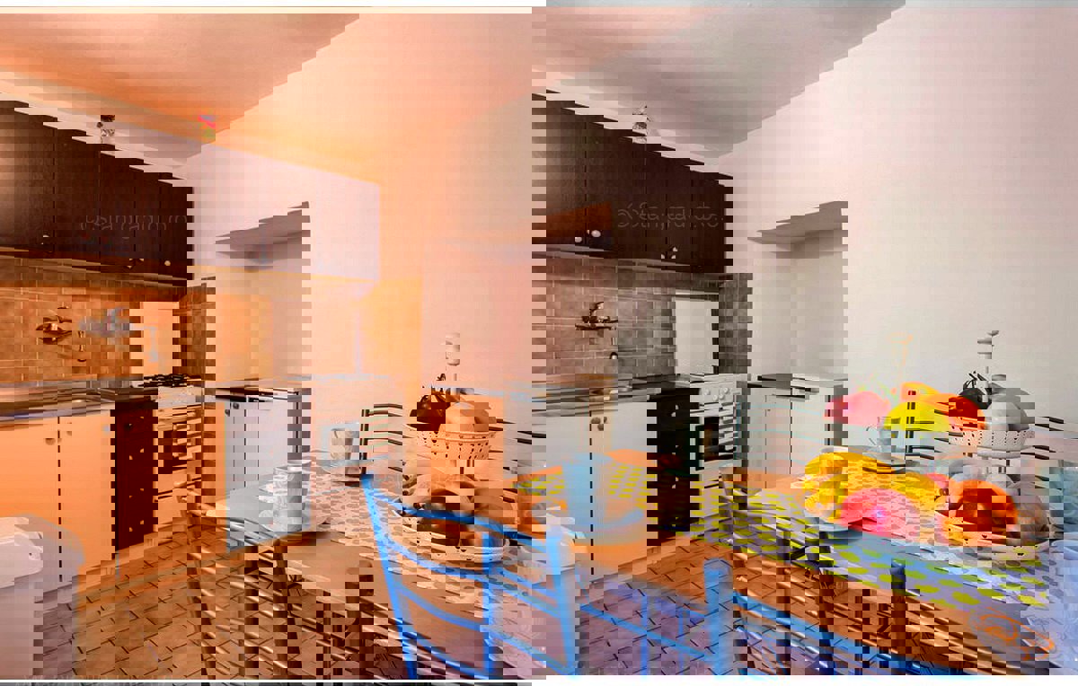 Prostor Dobrinja, dvojna hiša s 4 apartmaji, naprodaj !!