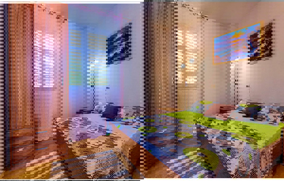 Prostor Dobrinja, dvojna hiša s 4 apartmaji, naprodaj !!