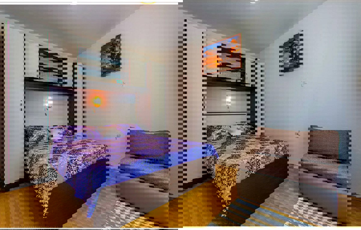 Prostor Dobrinja, dvojna hiša s 4 apartmaji, naprodaj !!