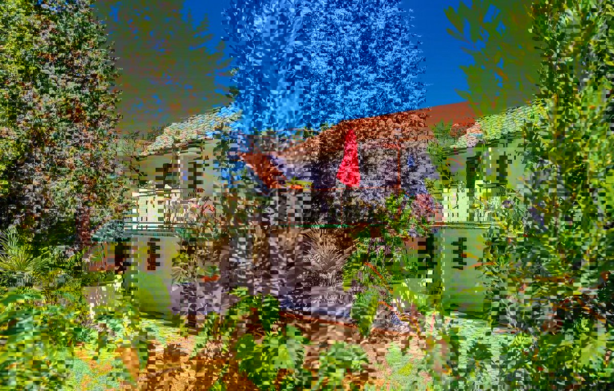 Prostor Dobrinja, dvojna hiša s 4 apartmaji, naprodaj !!
