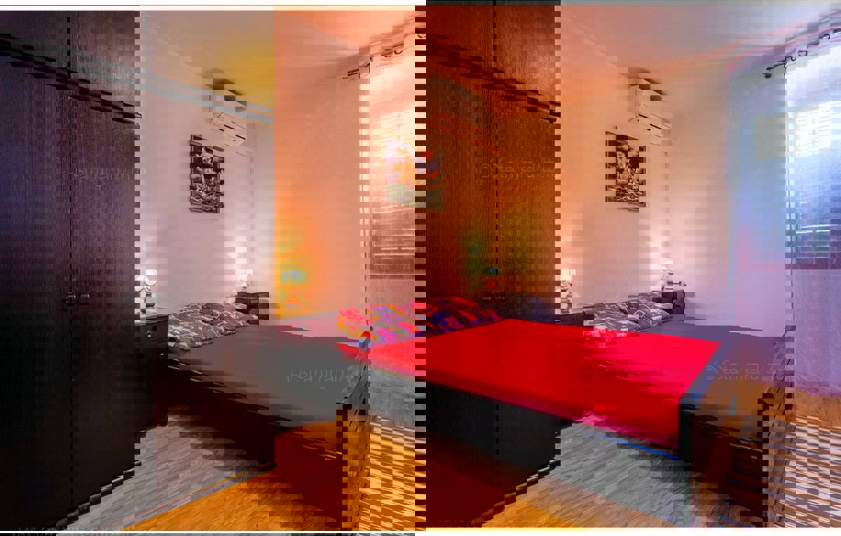 Prostor Dobrinja, dvojna hiša s 4 apartmaji, naprodaj !!