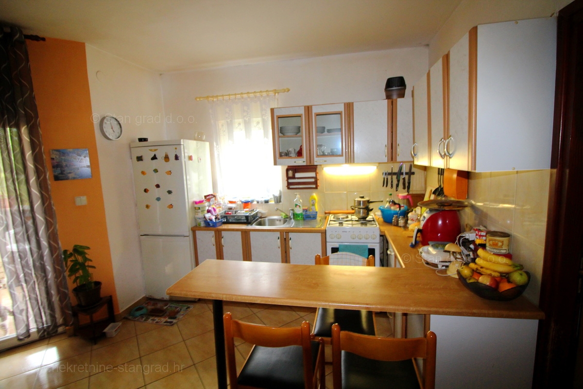 Malinska, okolica, stanovanje v 1. nadstropju z vrtom in še eno mansardno stanovanje v nedokončani fazi