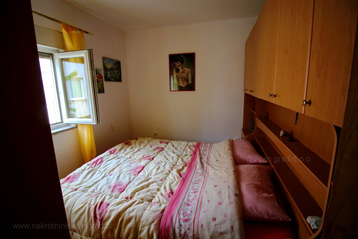 Malinska, okolica, stanovanje v 1. nadstropju z vrtom in še eno mansardno stanovanje v nedokončani fazi