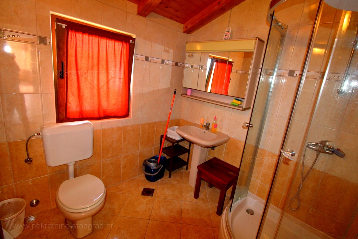 Malinska okolica, kamnita hiša z dvema apartmajema s bazenom!