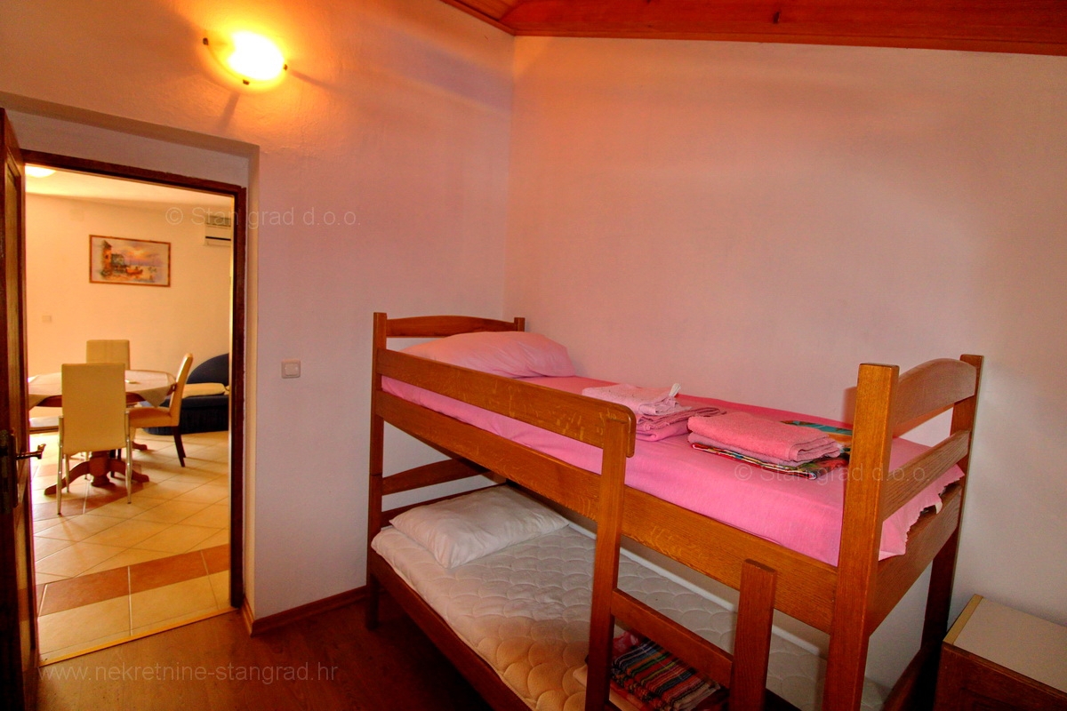 Malinska okolica, kamnita hiša z dvema apartmajema s bazenom!