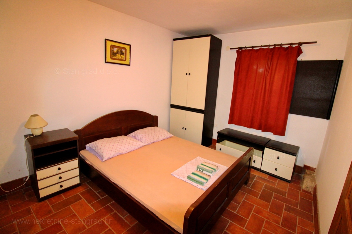 Malinska okolica, kamnita hiša z dvema apartmajema s bazenom!