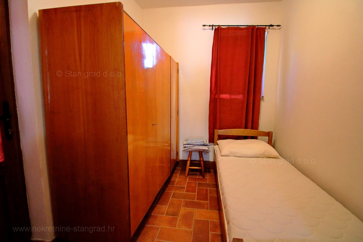 Malinska okolica, kamnita hiša z dvema apartmajema s bazenom!