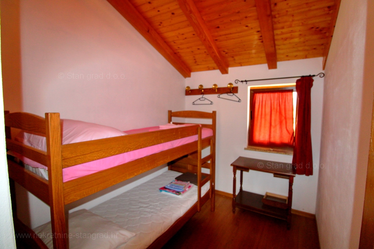 Malinska okolica, kamnita hiša z dvema apartmajema s bazenom!