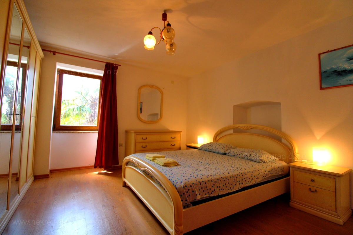 Malinska okolica, kamnita hiša z dvema apartmajema s bazenom!