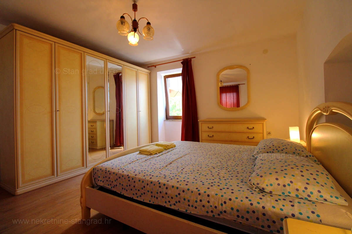 Malinska okolica, kamnita hiša z dvema apartmajema s bazenom!