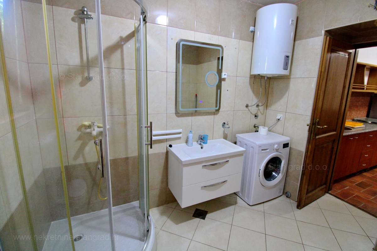 Malinska okolica, kamnita hiša z dvema apartmajema s bazenom!
