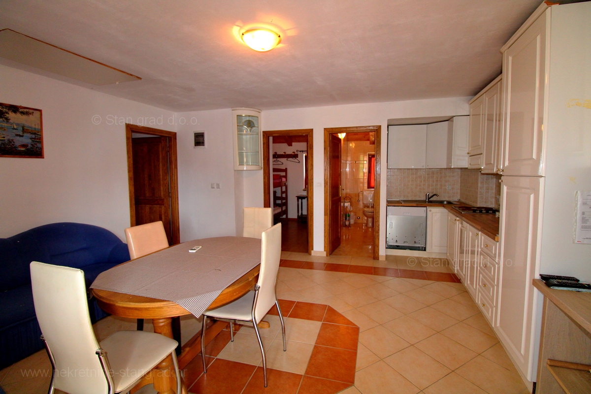 Malinska okolica, kamnita hiša z dvema apartmajema s bazenom!