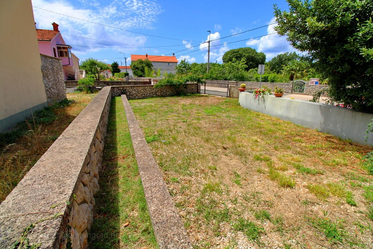 Malinska okolica, kamnita hiša z dvema apartmajema s bazenom!