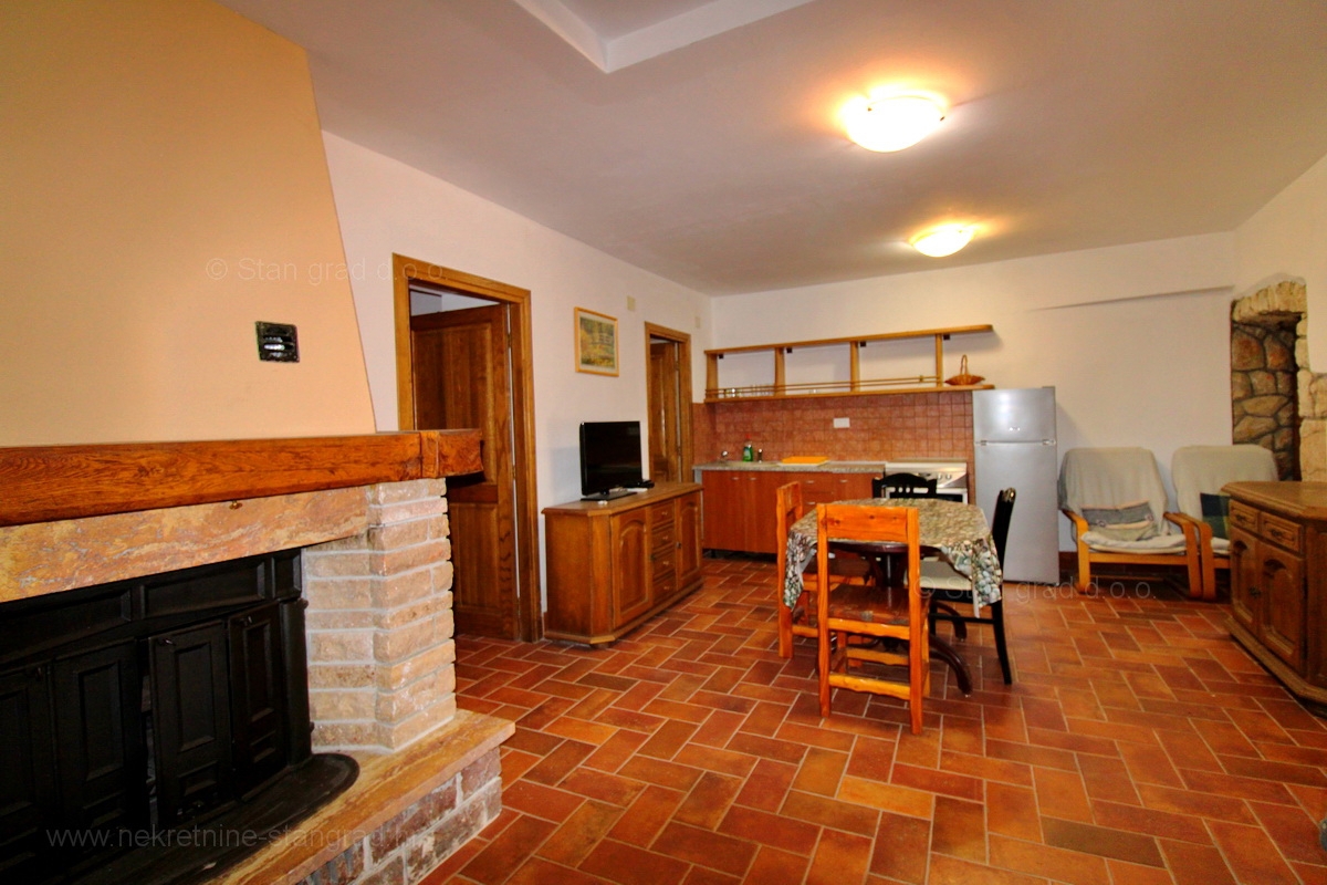 Malinska okolica, kamnita hiša z dvema apartmajema s bazenom!