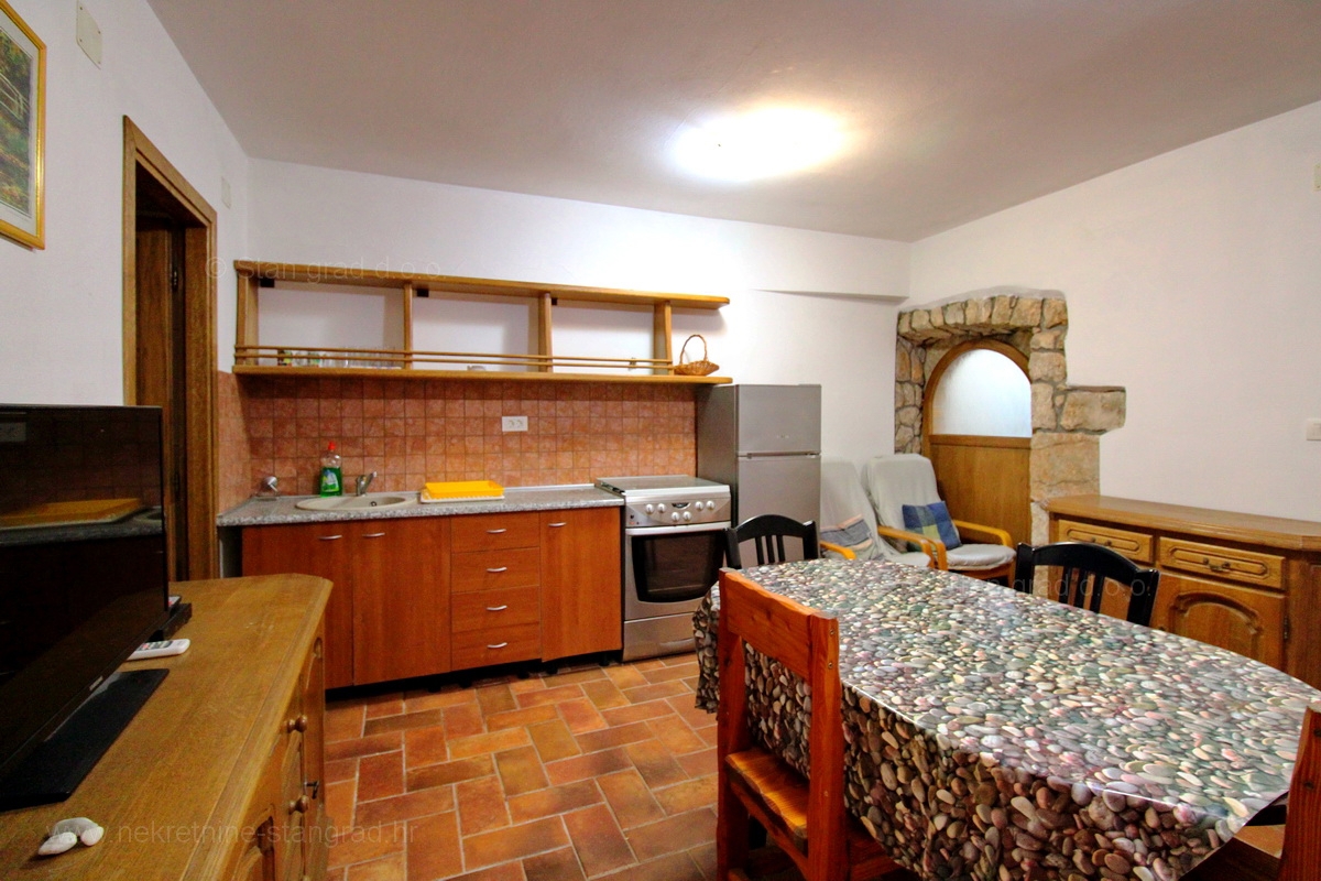 Malinska okolica, kamnita hiša z dvema apartmajema s bazenom!
