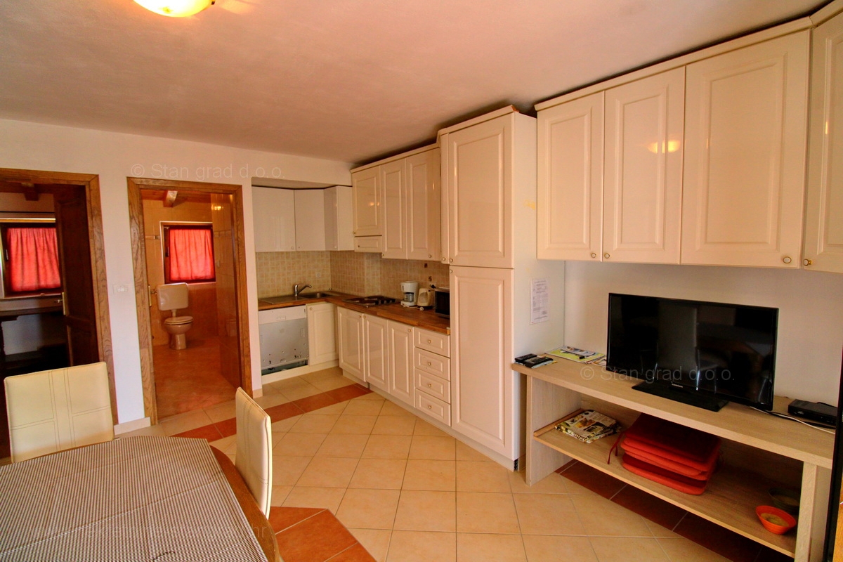 Malinska okolica, kamnita hiša z dvema apartmajema s bazenom!